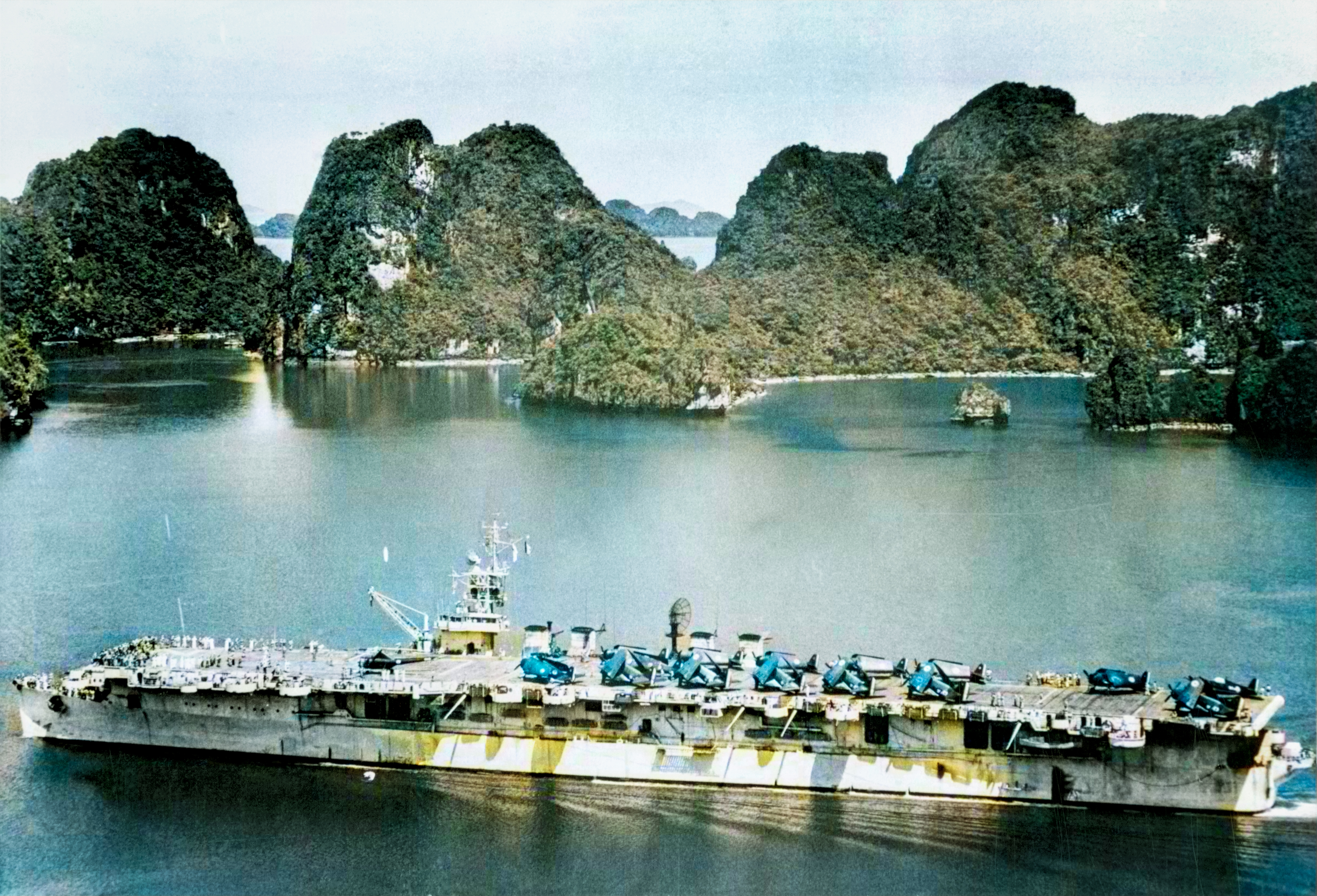 Asisbiz French aircraft carrier La Fayette formerly USS Langley CVL 27) in Indo China waters 1953 NH 79384